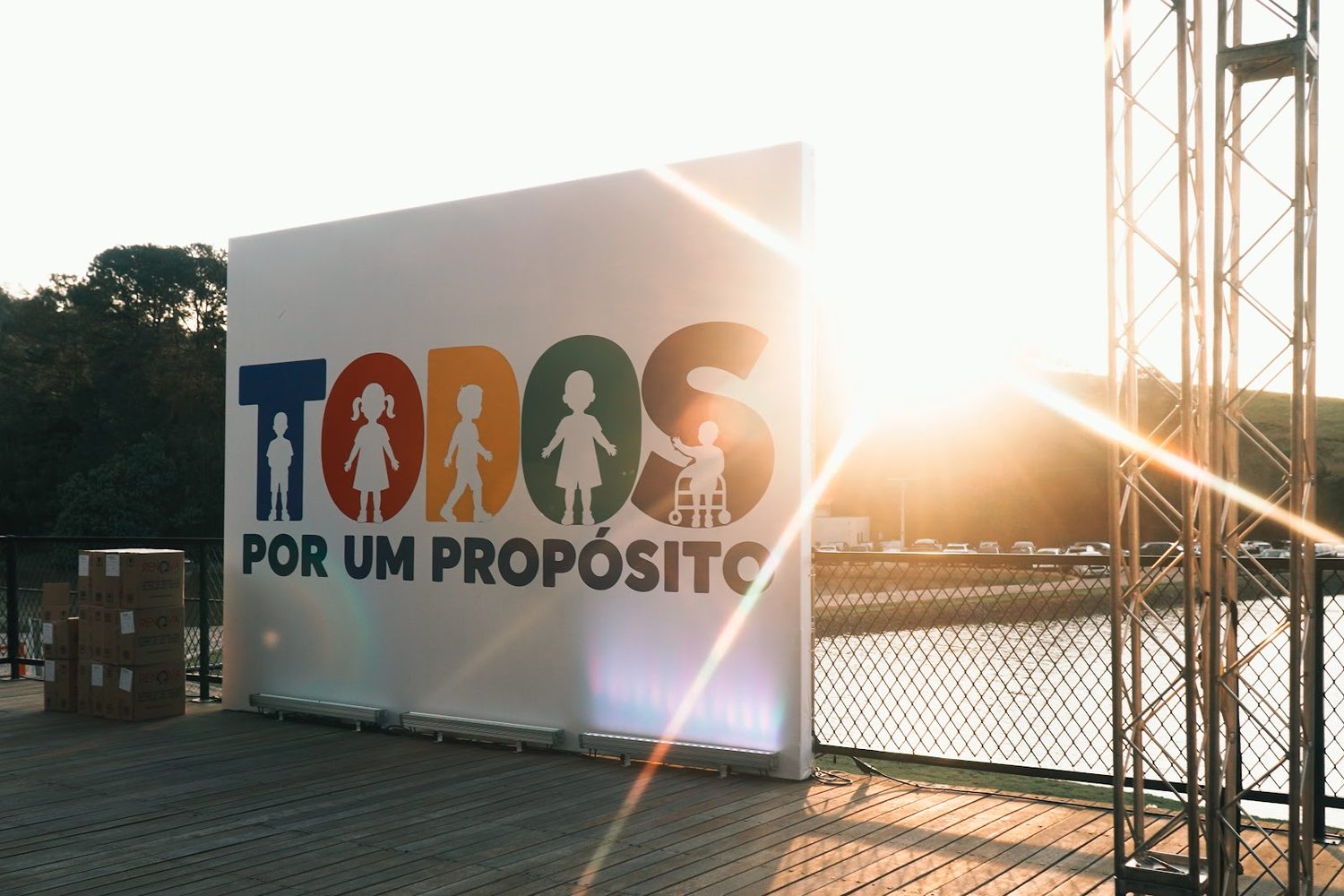 Letreiro do evento Todos por um propósito ao pôr do sol