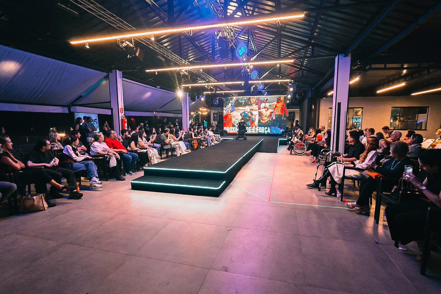 Passarela e plateia no evento Todos por um propósito
