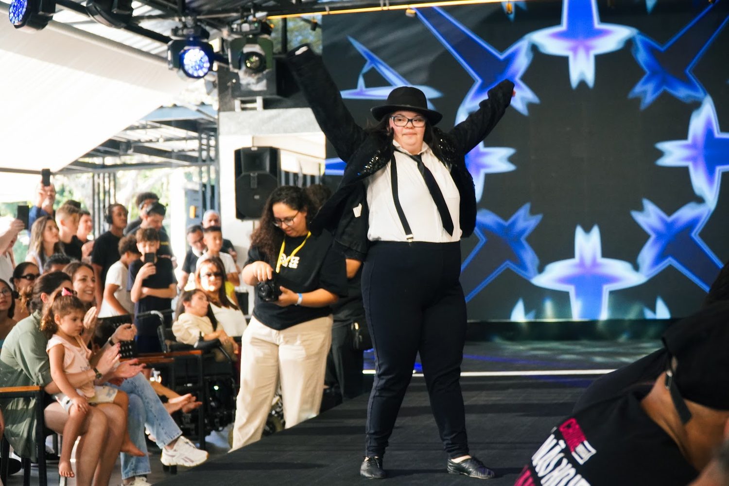 Desfile na passarela com telão ao fundo