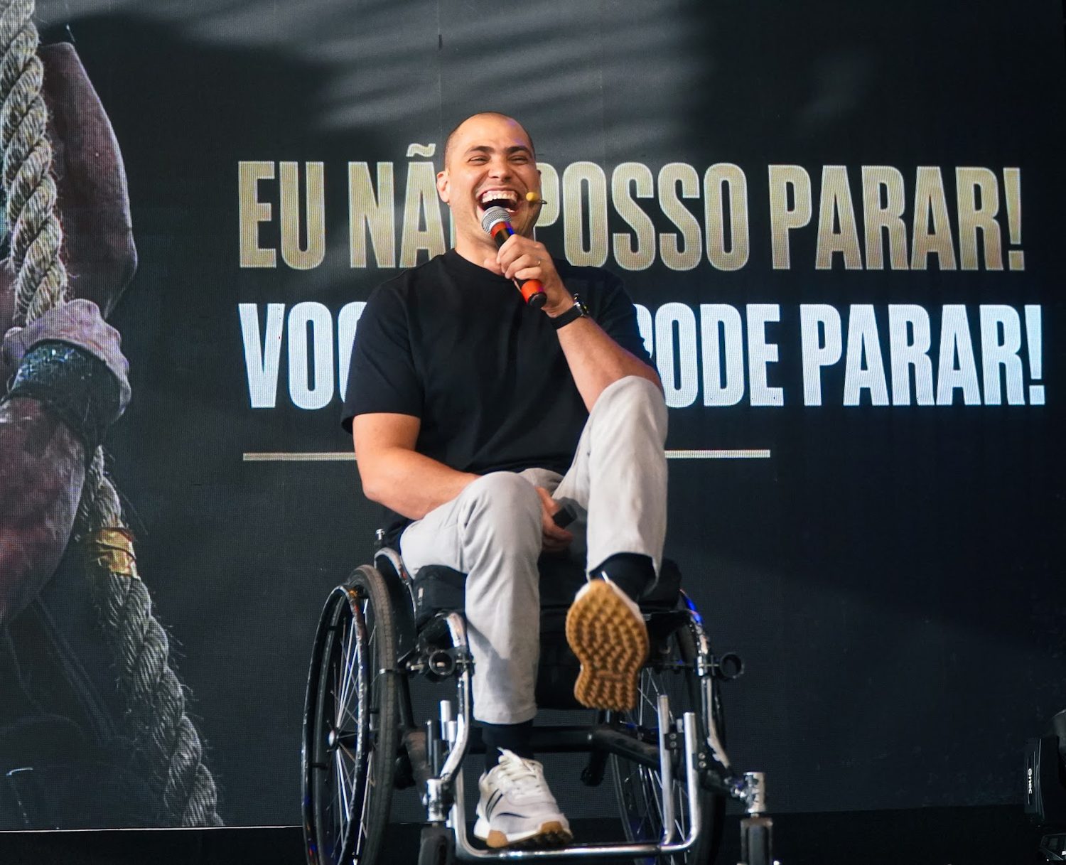 Palestrante no palco com a frase Eu não posso parar