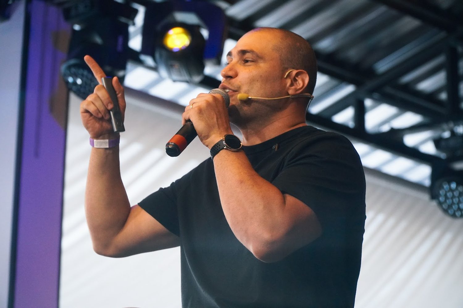 Palestrante com microfone no palco