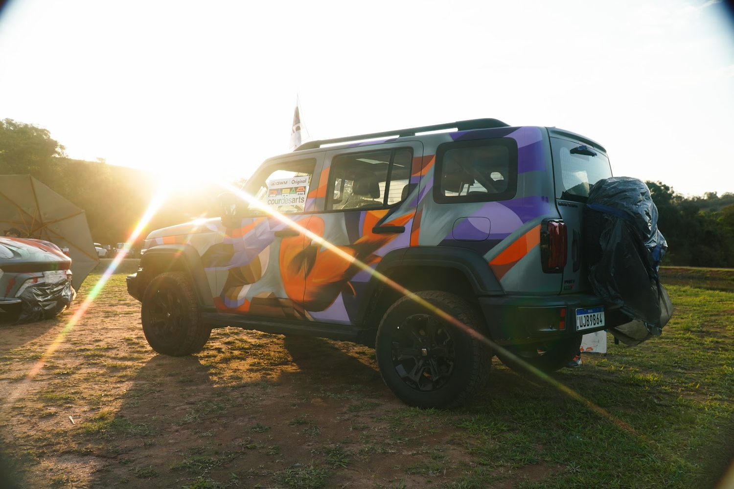 Carro pintado à mão sob o sol da tarde